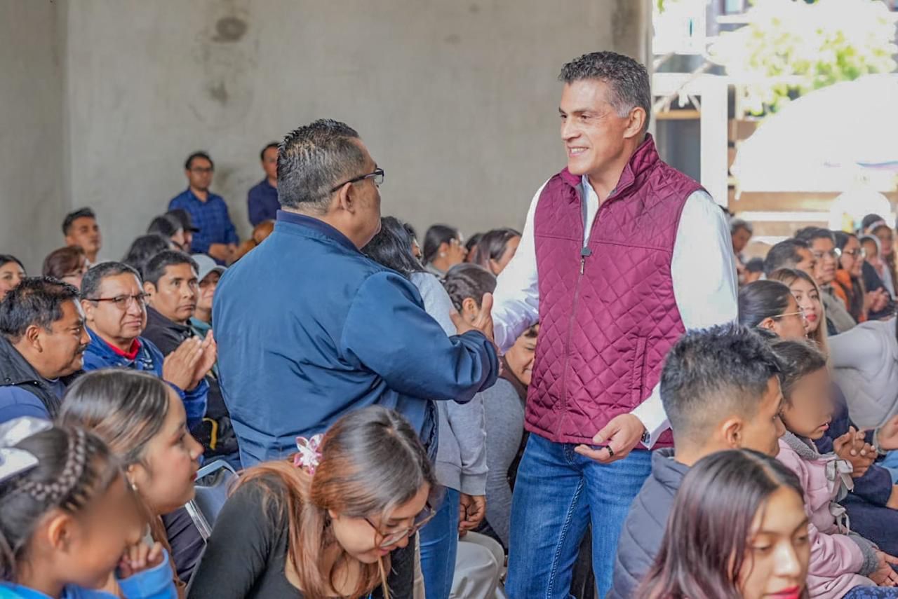 Escucha Alfonso Sánchez García a habitantes de la comunidad indígena